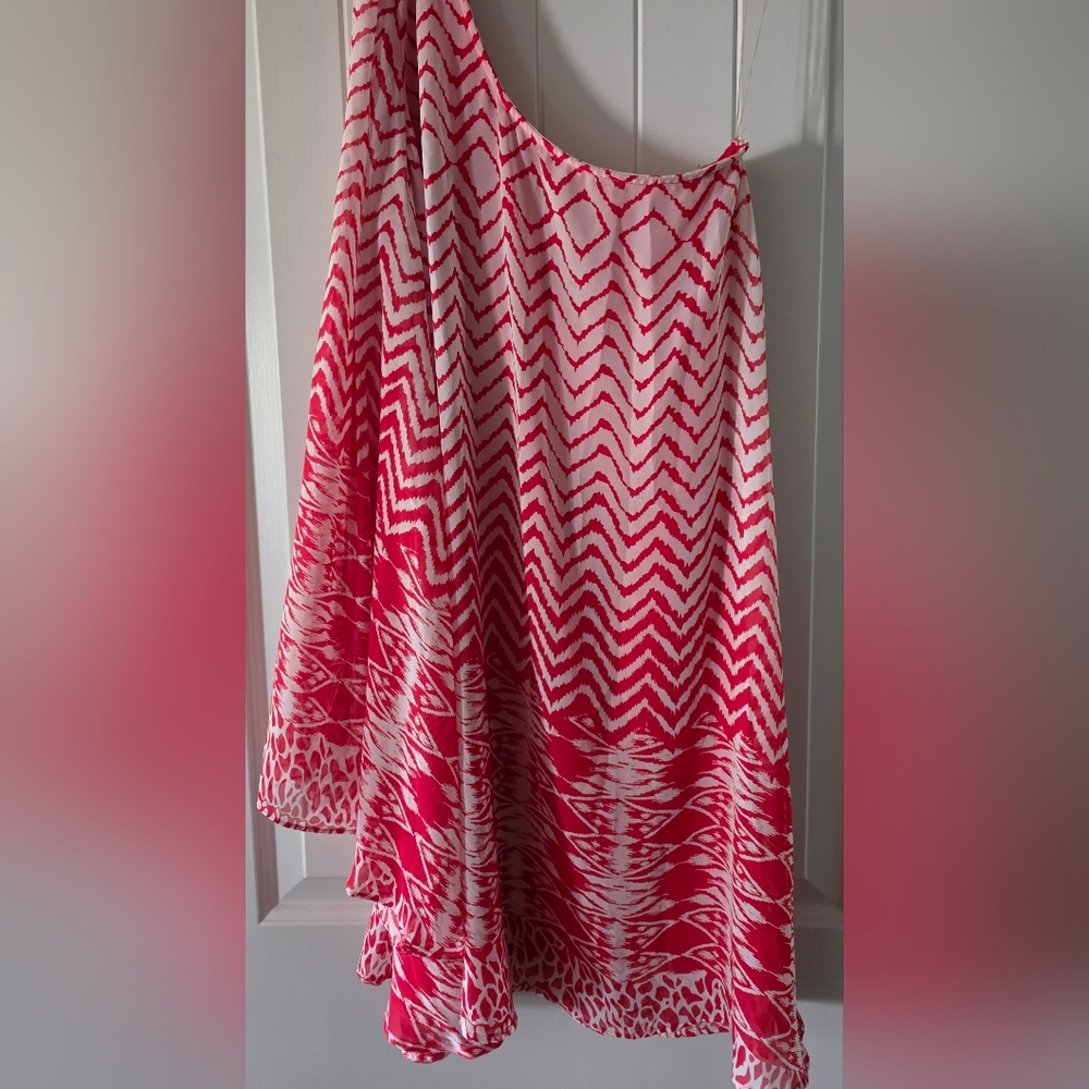 Umgee One Sleeve Deep Pink and White Geometric Mini Dress Wide Open Sleeve ♥️